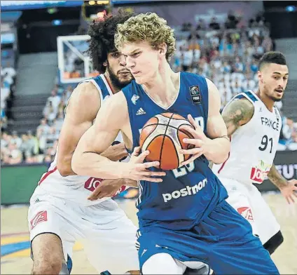  ?? FOTO: EFE ?? Markkanen intenta superar a Labeyrie. El joven talento de Finlandia acabó como máximo anotador de su equipo