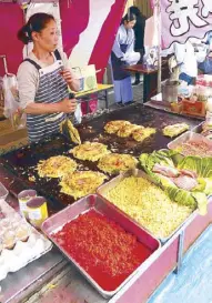  ??  ?? An omelet stand in the outskirts of Tokyo.