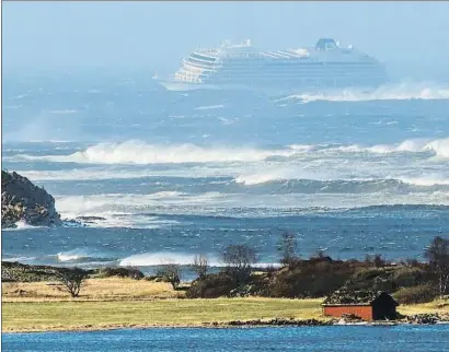  ?? FRANK EINAR VATNE / AFP ?? Zona de naufragios Al Viking Sky se le averiaron los motores frente a la costa de Hustadvika, una zona peligrosa con islas y arrecifes