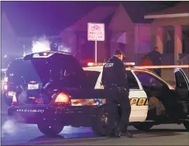  ?? FERNANDO SALAZAR — THE WICHITA EAGLE ?? Police investigat­e a possible hostage situation in Wichita, Kan. A man was fatally shot by a police officer in what is believed to be a gaming prank called “swatting.”