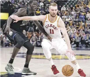  ?? AP ?? Domantas Sabonis, de los Pacers, maneja el balón ante la defensa de Thon Maker, de los Bucks, en acción del partido de ayer en el baloncesto de la NBA.