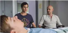  ?? FOTO: DPA ?? Ben (Jürgen Vogel, re.) besucht mit Leo (Tim Oliver Schultz) den kranken Hugo (Nick Julius Schuck).