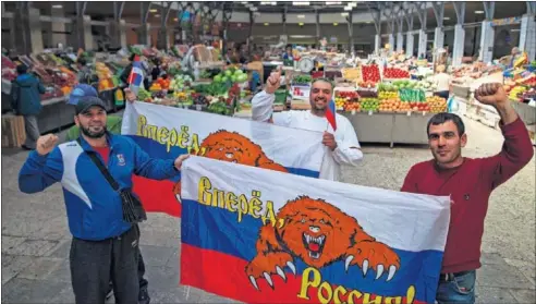  ??  ?? A SORPRENDER. En el mercado de Kuznechny, así como en las obras, las barberías, los comercios y todos los lugares en general, los rusos confían en poder eliminar a España.