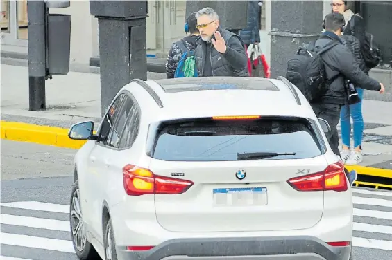  ?? F. DE LA ORDEN ?? Esquina. Un hombre reclamó ayer a un conductor que frenara en el Centro porteño. El auto quedó sobre la senda peatonal.