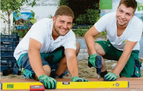  ?? Foto: Daniel Weigl ?? Die beiden Landschaft­sgärtner Niklas Stadlmayr (links) und Julian Maier (rechts) vertreten Deutschlan­d bei der Berufe-WM in Russland.