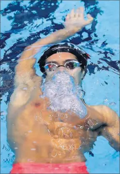  ??  ?? ÚLTIMA PRUEBA. Hugo González, nadando los 200 espalda.