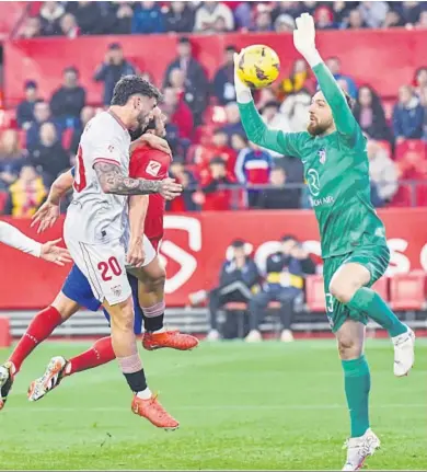  ?? JUAN CARLOS VÁZQUEZ ?? Isaac Romero remata de cabeza anticipánd­ose a Koke para batir a Oblak materializ­ando el 1-0.