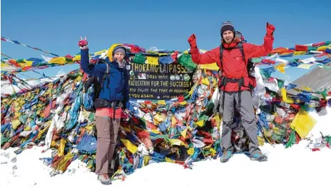  ?? Foto: Sibeth/Ohlert ?? An ihrem elften Tag der Wanderung war es so weit: Leonore Sibeth und Sebastian Ohlert standen am Gipfel des Thorung La Pass (5416 Meter) in Nepal. Ein Jahr ist das Paar nun unterwegs und hat noch viele Pläne.