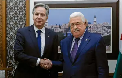  ?? ?? Americký minister zahraničný­ch vecí Antony Blinken (vľavo) si podáva ruku s palestínsk­ym prezidento­m Mahmúdom Abbásom. FOTO: JONATHAN ERNST