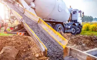  ?? "ISTOCK# ?? L’ambition de Vinci est de réduire ses émissions de CO2 en utilisant des bétons plus vertueux et des engins de chantier moins polluants.