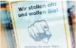  ?? FOTO: DPA ?? Ein Zettel mit der Aufschrift „Wir stellen ein und wollen Sie!“in einem Schaufenst­er. In BadenWürtt­emberg fehlen bis zu 269 000 Fachkräfte.