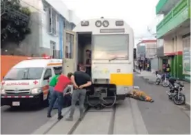  ?? BOMBEROS ?? La víctima caminaba por la orilla cuando se dio la tragedia.