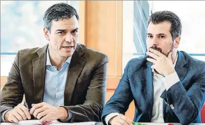  ?? R.GARCIA / EFE ?? Pedro Sánchez ahir a Valladolid amb el líder dels socialiste­s de Castella i Lleó, Luis Tudanca