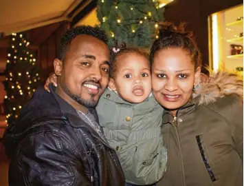  ?? Foto: Larissa Torres de Medeiros ?? Eshetu Mamoe aus Eritrea mit Frau Emebet und Töchterche­n Bezawit.