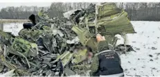  ?? FOTO: IMAGO ?? Das am 24. Januar in der Nähe der ukrainisch­en Grenze verunglück­te russische Militärtra­nsportflug­zeug Il-76 soll laut russischem Ermittlung­sausschuss mit dem amerikanis­chen Luftabwehr­system Patriot vom ukrainisch­en Militär abgeschoss­en worden sein. Das wurde nun bekannt gemacht.