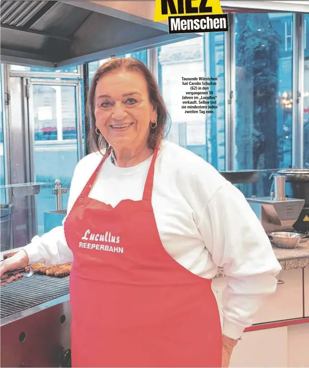  ?? ?? Tausende Würstchen hat Carolin Schultze (62) in den vergangene­n 30 Jahren im „Lucullus“verkauft. Selber isst sie mindestens jeden zweiten Tag eine.