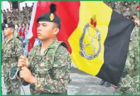  ??  ?? WAJAH BAHARU: Bendera baharu Rejimen Renjer Diraja dinaikkan.