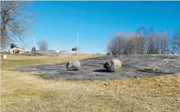  ??  ?? Ett par hällar i Släbropark­en vid Nyköpingså­n i Nyköping.