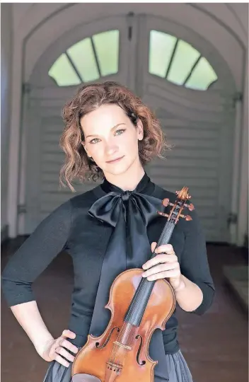  ?? FOTO: DANA VAN LEEUWEN ?? Die Geigerin Hilary Hahn findet immer wieder zu Johann Sebastian Bach zurück.