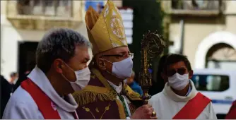  ??  ?? Monseigneu­r Turini, accompagné des prêtres de Perpignan (photo Zébulon)