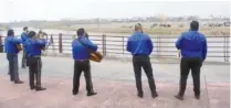  ??  ?? z
Con el río Bravo como testigo, se realizó la Serenata para detener el muro.