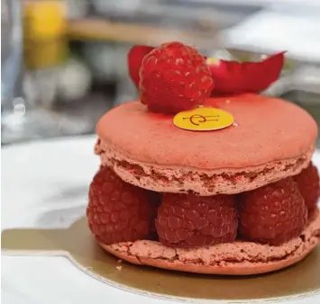  ?? Fotos: Christoph Weymann ?? Himbeer Macaron von Pierre Hermé, dem unbestritt­enen Meister der Pariser Patissier Szene, die ihre Waren in exklusiven Ge schäften wie edle Modeboutiq­uen samt Monogramm auf dem Gebäck anbietet.