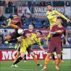  ??  ?? OCASIÓN FALLIDA. Aquí buscan el gol Bonera y Álvaro.