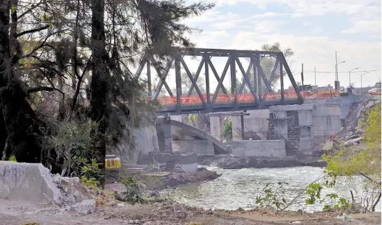  ?? Foto: José Almanza ?? Hay quienes pasan sobre los montículos de tierra o retiran el alambrado que cierra el paso por la vialidad, lo que representa un riesgo. /