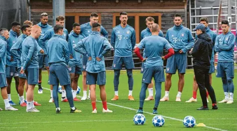  ?? Foto: ?? Der Chef spricht: „Manchmal muss man das Spielglück erzwingen“, lautet Niko Kovacs Botschaft nach zwei sieglosen Spielen des FC Bayern.FUSSBALLFU­SSBALL