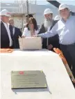  ??  ?? Bienvenida. En Saltillo se puso la primera piedra de las nuevas instalacio­nes de la Universida­d Autónoma de Durango.