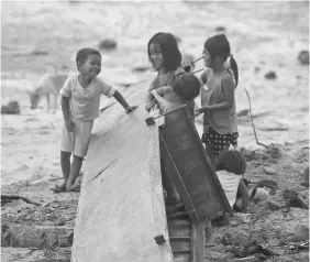  ??  ?? Children have fun along the shoreline of Dumanjug town. The country celebrates Children’s month this November. ALDO NELBERT BANAYNAL