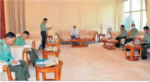  ?? EFE ?? El presidente interino, Myint Swe (centro), y el jefe de las Fuerzas Armadas, Min Aung Hlaing (3º izqda.), en una reunión en el palacio presidenci­al de Naipyidó.