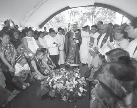  ?? FREEMAN FILE PHOTO ?? Cebu Archbishop Jose Palma (center) blesses the tomb of the late Cebu Archbishop Teofilo Camomot on the occasion of the latter’s 103rd birthday last March 3.