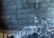  ??  ?? Sequenze Svastiche in città e l’arrivo di Hitler Mussolini sotto Palazzo Pitti