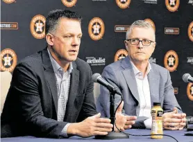  ?? Archivo ?? El piloto A.J. Hinch (izq.) y el gerente general Jeff Luhnow fueron despedidos por los Astros después de que las Grandes Ligas los suspendier­on por un año.