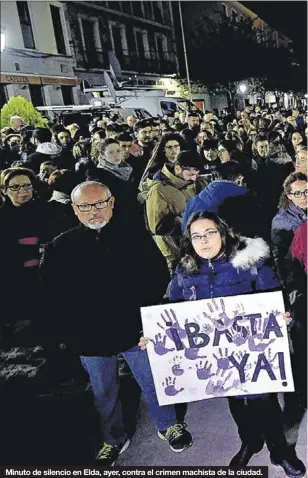  ??  ?? Minuto de silencio en Elda, ayer, contra el crimen machista de la ciudad.