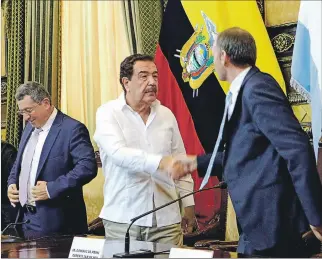  ?? CARLOS YAGUAL / EXPRESO ?? La firma. Jaime Nebot, alcalde de Guayaquil y Dominic Louis de Prins de CGU S.A., celebran el acuerdo.