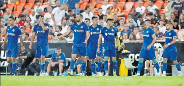  ?? ?? Los jugadores del Getafe, cabizbajos y con caras de preocupaci­ón en un partido de esta temporada.