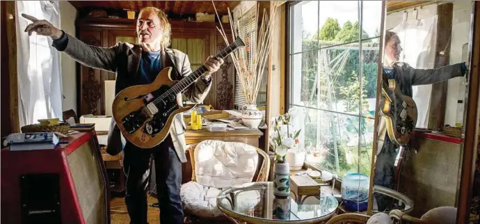  ??  ?? Für Bluesmusik­er Jürgen Kerth gehören Gitarre und Gartenhaus zusammen, hier kann er ungestört die Saiten seiner alten Migma klingen lassen. Fotos: Sascha Fromm