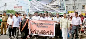  ??  ?? Vavuniya traders take to the streets