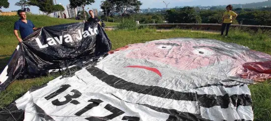  ?? JF DIORIO/ESTADÃO ?? Teste. Ativistas do NasRuas preparam o boneco Pixuleco do ex-presidente Lula, na Praça do Pôr do Sol, em Pinheiros, para levar hoje à Avenida Paulista