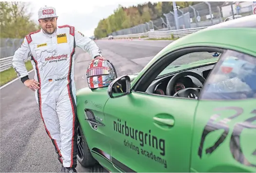  ?? FOTOS: JENS WEBER ?? Chefinstru­ktor Andreas Gülden lädt zu Fahrten in seinem giftgrünen Mercedes ein.
