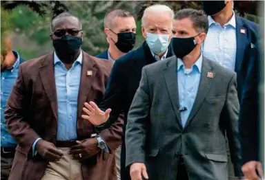  ?? FOTO: AP ?? SEGURO
Biden, en su visita a la iglesia de St. Joseph, en Delaware, con su equipo de seguridad.