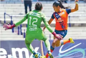 ?? ?? CONTUNDENT­E. López dispara ante la salida de la portera de Pumas para marcar el gol.