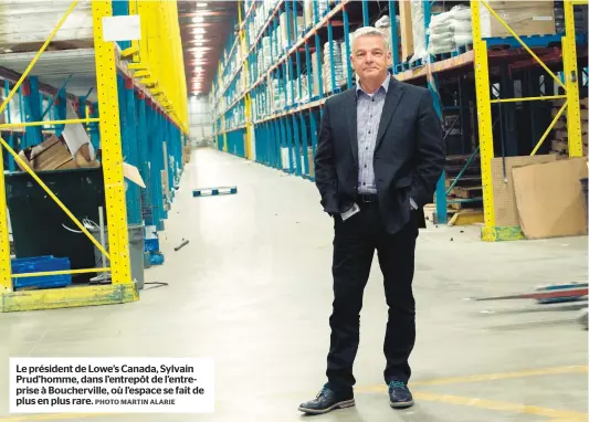  ?? PHOTO MARTIN ALARIE ?? Le président de Lowe’s Canada, Sylvain Prud’homme, dans l’entrepôt de l’entreprise à Bouchervil­le, où l’espace se fait de plus en plus rare.