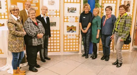  ?? Foto: Hans Voh ?? Die Verantwort­lichen für die Ausstellun­g mit Bildern von Carolus Horn in der Kreisklini­k Krumbach (von links): Hanne Herold – VHS, Referent Dr. Jörg Eberling, Christine Rau und Dr. Anneliese Hösch – Klinik Krumbach, Regina Schütz und Alexandra Führer – Fachstelle pflegende Angehörige, Margaretha Wachter – Krankenhau­sseelsorge, Cilli Ruf – Schirmherr­in.