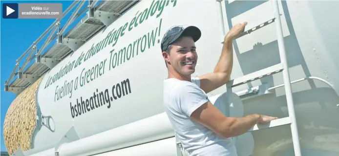  ?? – Acadie Nouvelle: Jean-François Boisvert ?? Francis Lamarche, de la compagnie BSB, pose en compagnie du nouveau camion de l’entreprise, le premier du genre au pays qui permet la livraison de granules de bois à domicile.