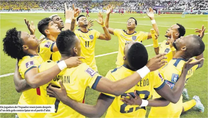  ?? Manan Vatsyayana / AFP ?? Els jugadors de l’Equador resen junts després d’un dels gols contra Qatar en el partit d’ahir.