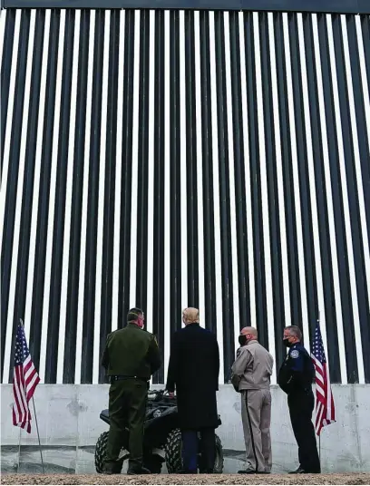  ?? EFE ?? El presidente saliente Donald Trump ayer en el muro que divide la frontera con México