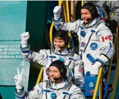  ?? Foto: dpa ?? Die amerikanis­che Astronauti­n Anne McClain steht zusammen mit ihren Kollegen Oleg Kononenko aus Russland (vorne) und David Saint-Jacques aus Kanada vor der Rakete. Wenig später hoben die drei in Richtung ISS ab. Dort lösen sie das Team des deutschen Astronaute­n Alexander Gerst ab.